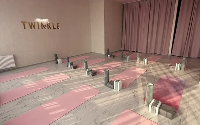 Зал студии Twinkle вечером: вывеска и розовые коврики